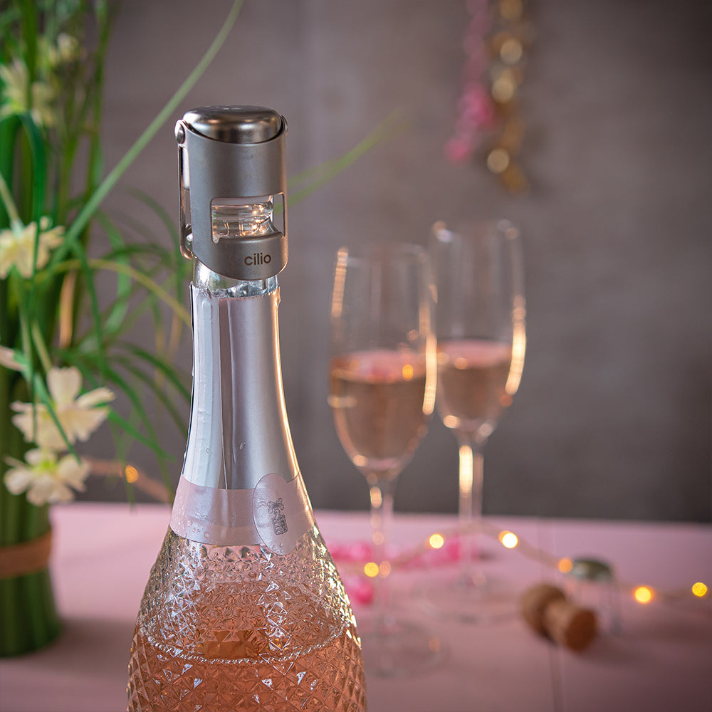 Champagneproppen fra Cilio passer til de fleste champagner og er drypsikker, så du ikke spilder en eneste draabe.