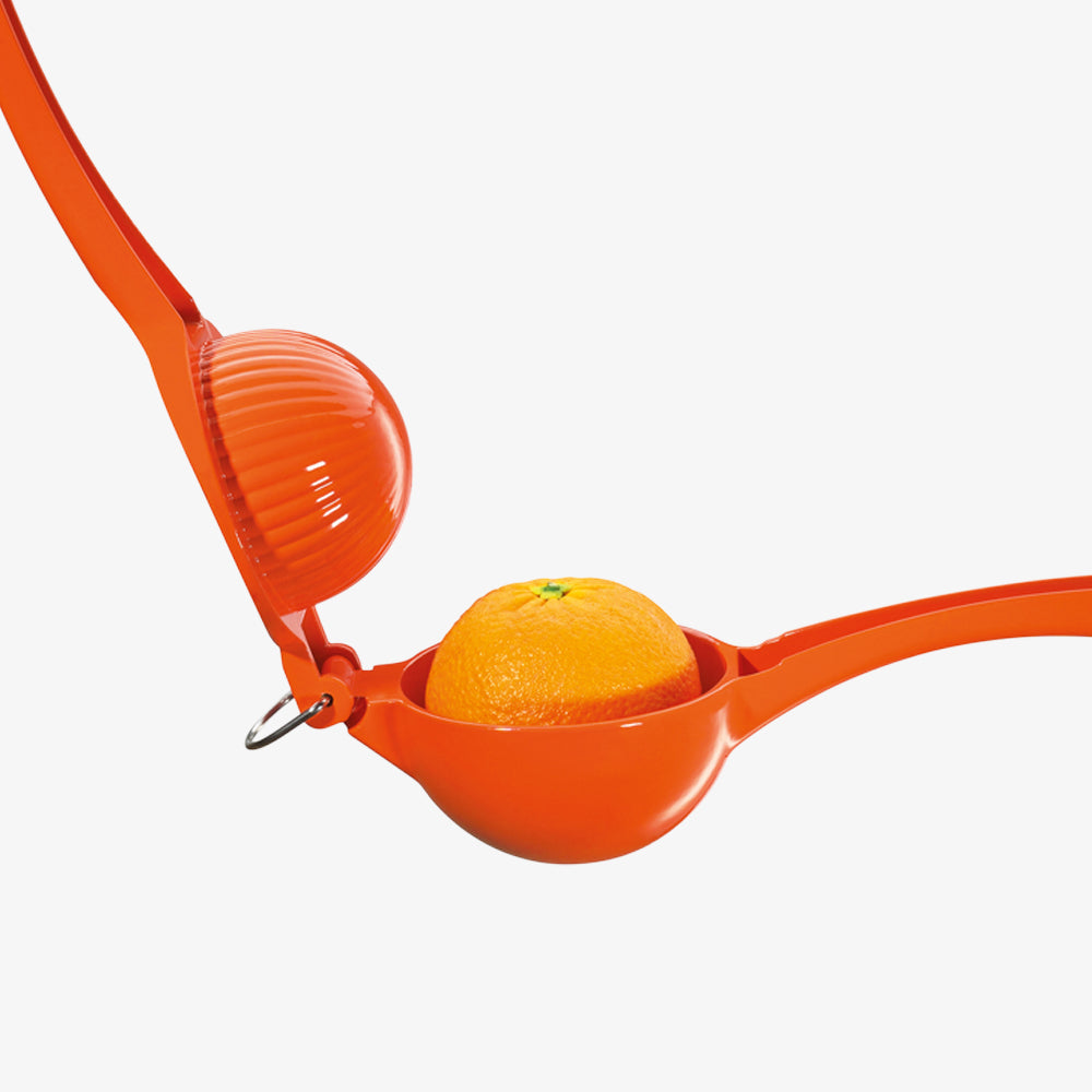 Appelsinpresser i orange metal som nemt presser alt saften ud af en appelsin.