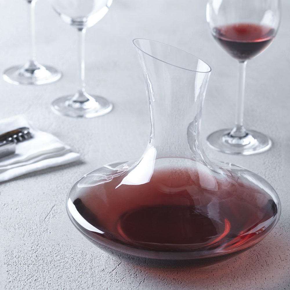 Dekanteren fra Daily serien fra Leonardo har en bred overflade der ilter vinen nemmere.