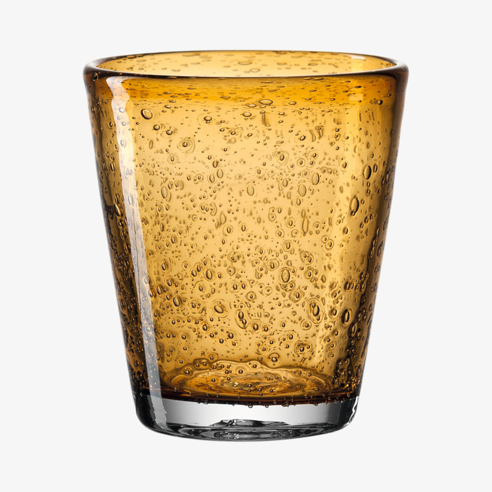 Haandlavede drikkeglas fra BURANO-serien faas i en moderne ravgul nuance.