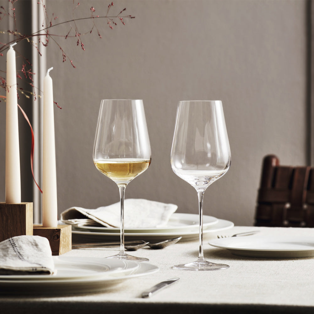 To hvidvinsglas der kan indeholde 470 ml, perfekt til et smukt daekket bord.
